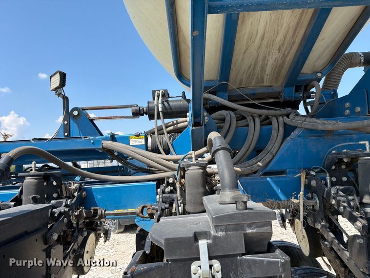 image for item YA5198 2011 Kinze 3660 split row no-till planter