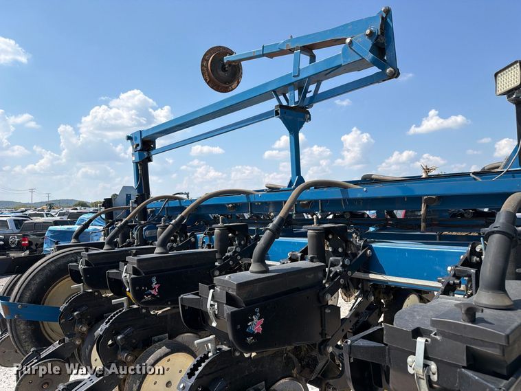 image for item YA5198 2011 Kinze 3660 split row no-till planter