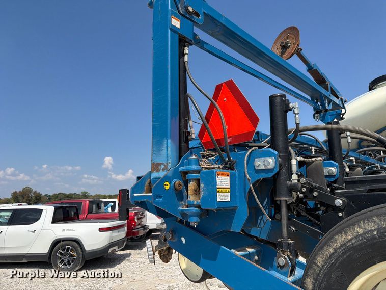 image for item YA5198 2011 Kinze 3660 split row no-till planter