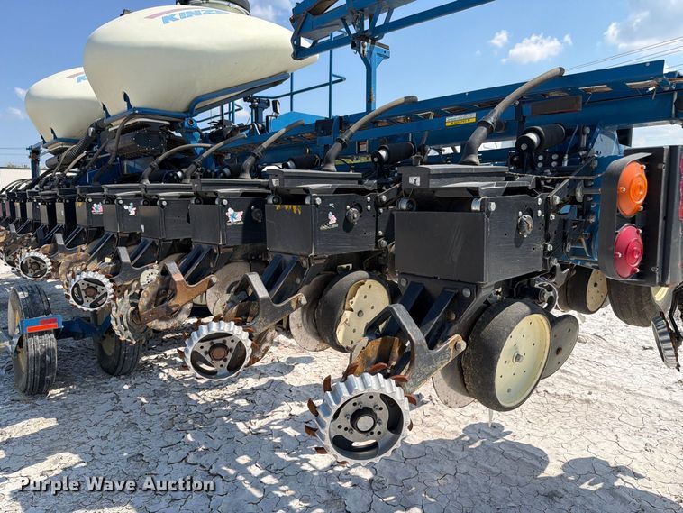 image for item YA5198 2011 Kinze 3660 split row no-till planter