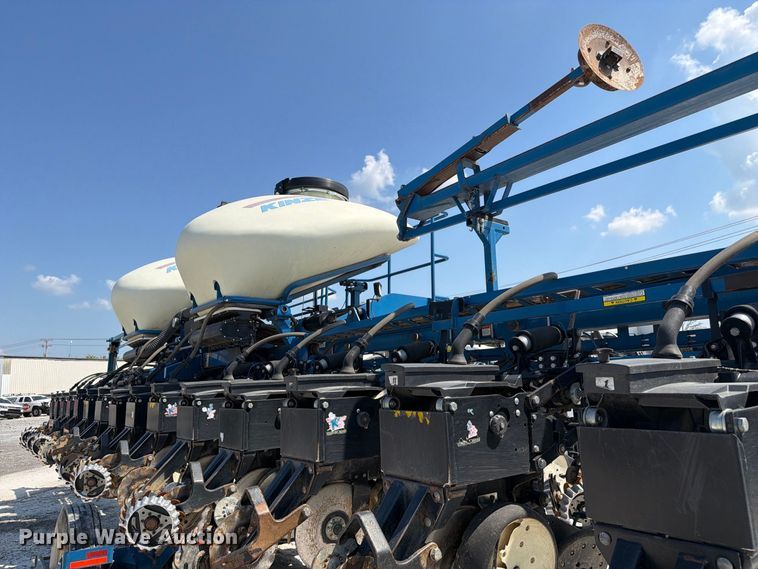 image for item YA5198 2011 Kinze 3660 split row no-till planter