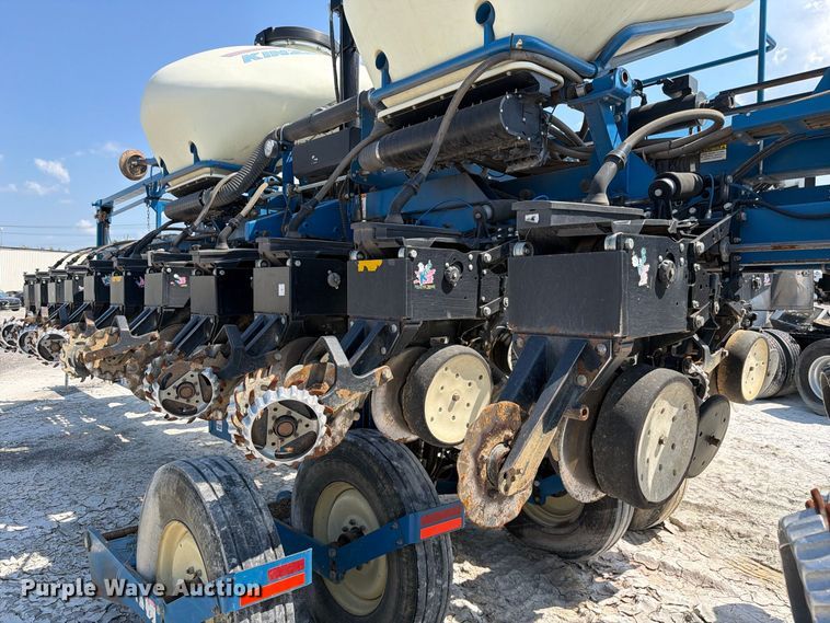 image for item YA5198 2011 Kinze 3660 split row no-till planter