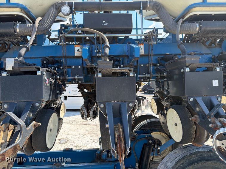 image for item YA5198 2011 Kinze 3660 split row no-till planter