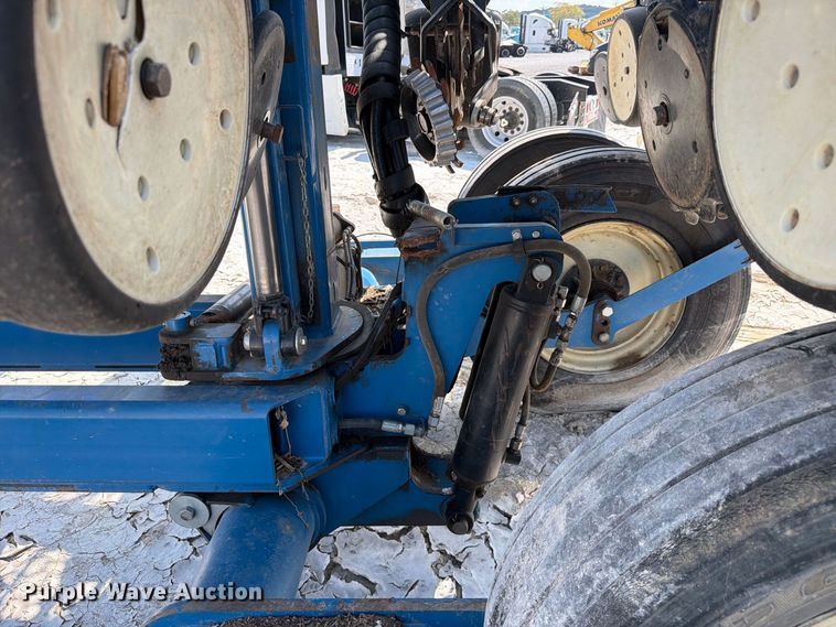 image for item YA5198 2011 Kinze 3660 split row no-till planter