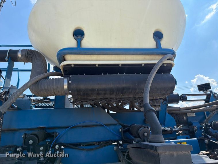 image for item YA5198 2011 Kinze 3660 split row no-till planter