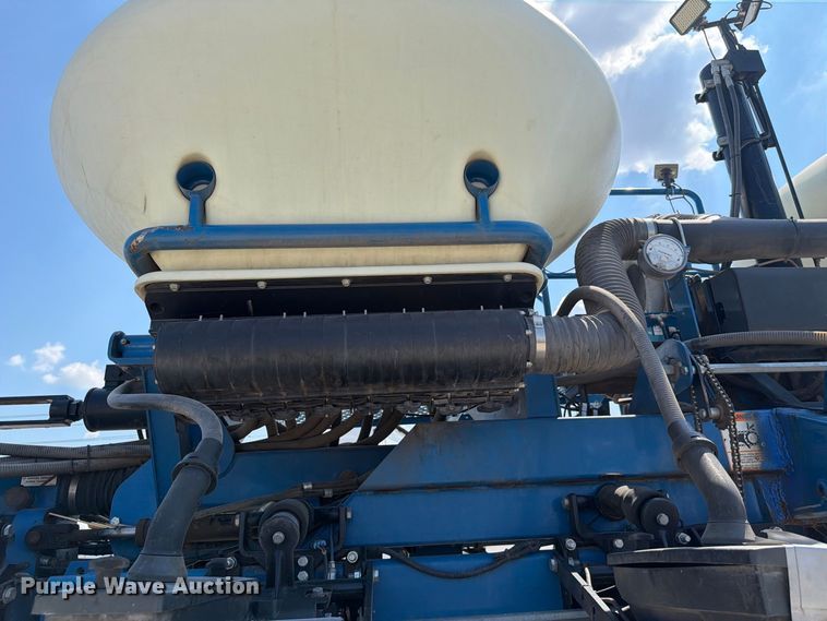 image for item YA5198 2011 Kinze 3660 split row no-till planter