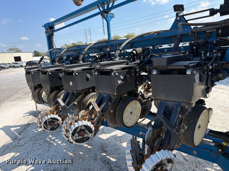 image for item YA5198 2011 Kinze 3660 split row no-till planter