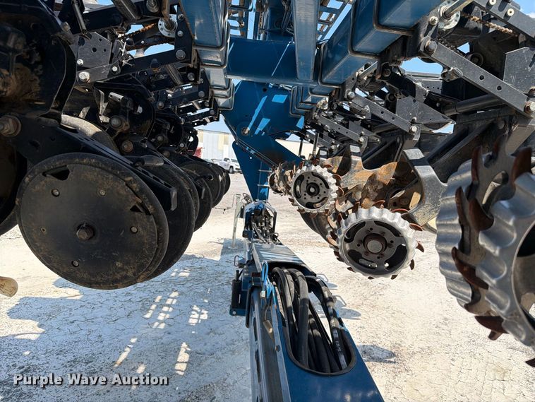 image for item YA5198 2011 Kinze 3660 split row no-till planter