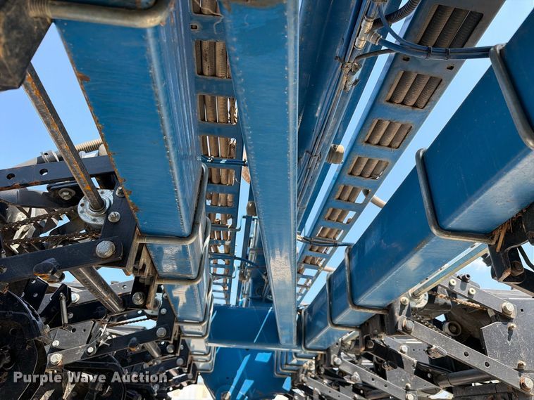image for item YA5198 2011 Kinze 3660 split row no-till planter