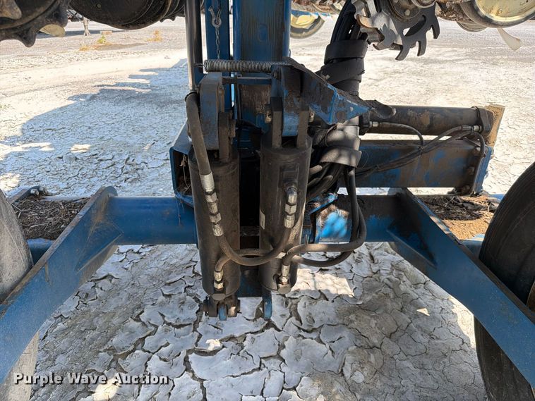 image for item YA5198 2011 Kinze 3660 split row no-till planter