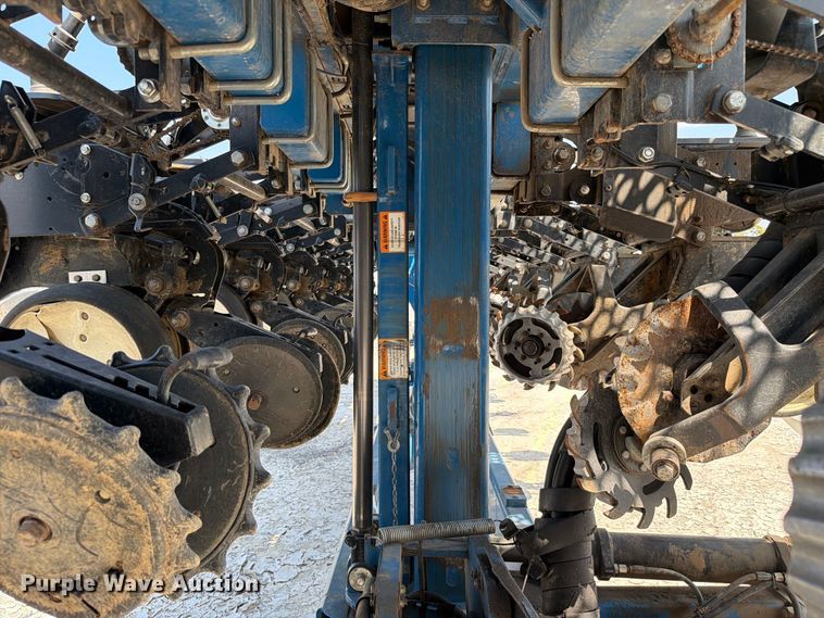 image for item YA5198 2011 Kinze 3660 split row no-till planter