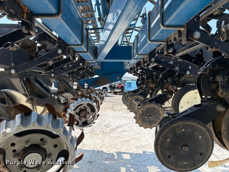 image for item YA5198 2011 Kinze 3660 split row no-till planter