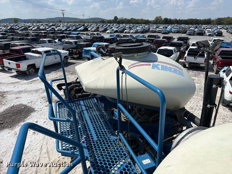 image for item YA5198 2011 Kinze 3660 split row no-till planter