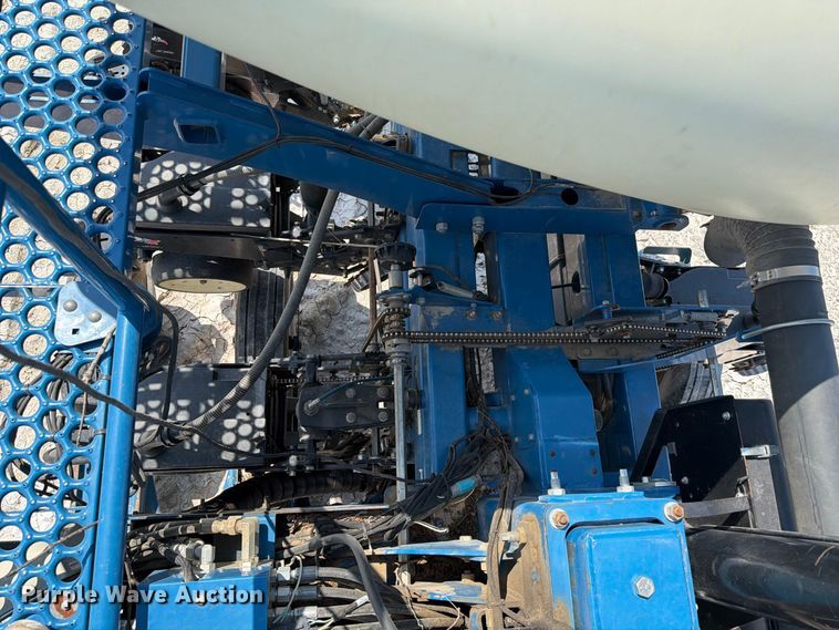image for item YA5198 2011 Kinze 3660 split row no-till planter