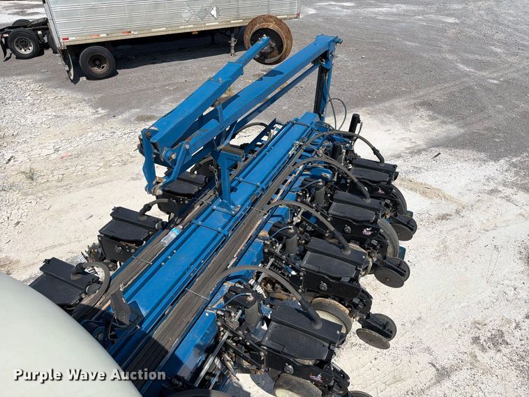 image for item YA5198 2011 Kinze 3660 split row no-till planter