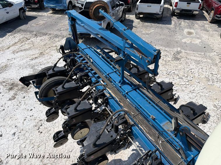 image for item YA5198 2011 Kinze 3660 split row no-till planter