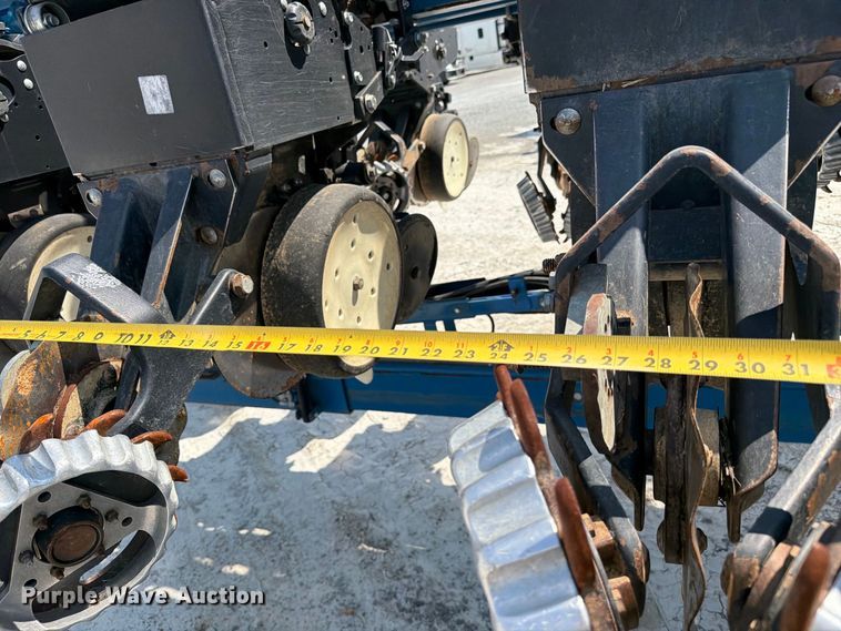 image for item YA5198 2011 Kinze 3660 split row no-till planter