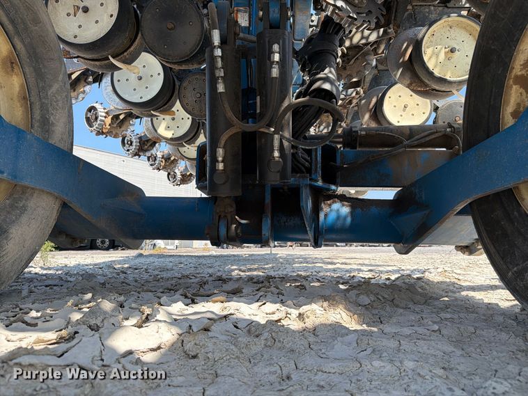 image for item YA5198 2011 Kinze 3660 split row no-till planter