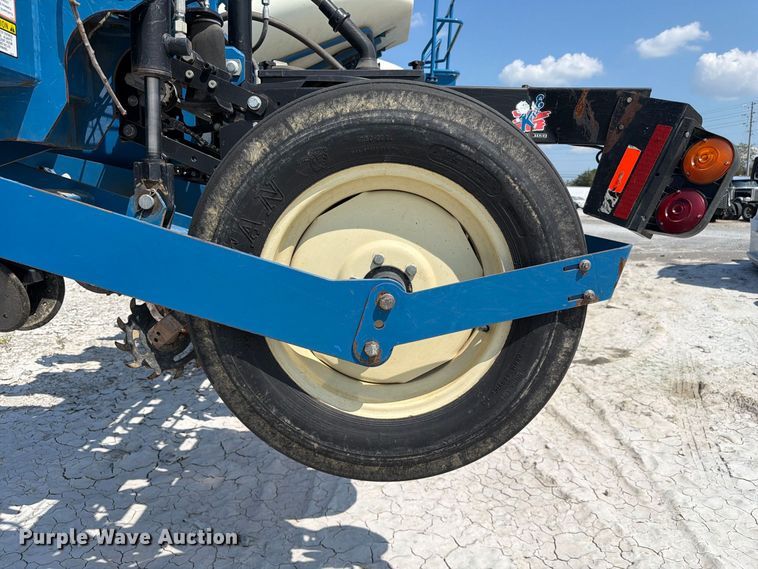 image for item YA5198 2011 Kinze 3660 split row no-till planter