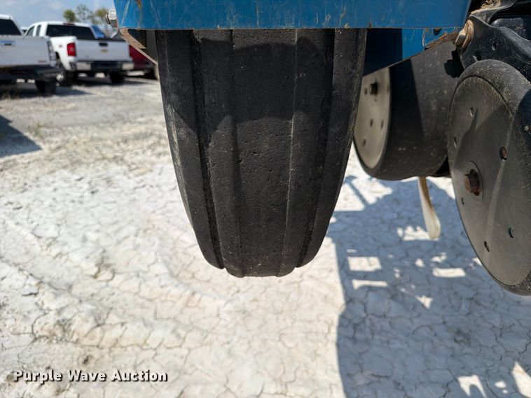 image for item YA5198 2011 Kinze 3660 split row no-till planter