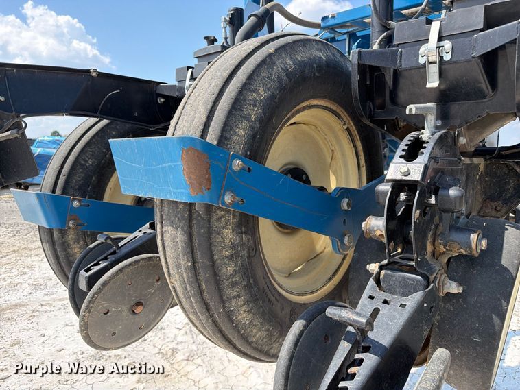 image for item YA5198 2011 Kinze 3660 split row no-till planter