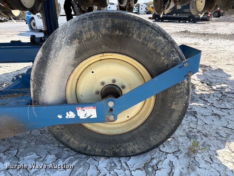 image for item YA5198 2011 Kinze 3660 split row no-till planter