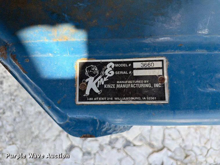 image for item YA5198 2011 Kinze 3660 split row no-till planter