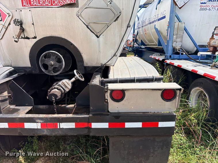 image for item DU1542 1979 Fruehauf TEH-F2-P 7000 fuel trailer