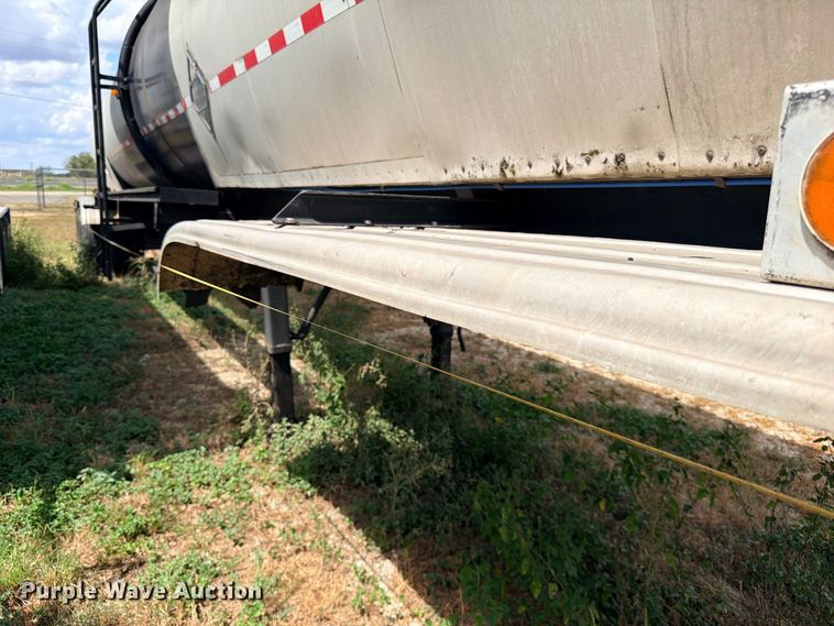 image for item DU1542 1979 Fruehauf TEH-F2-P 7000 fuel trailer