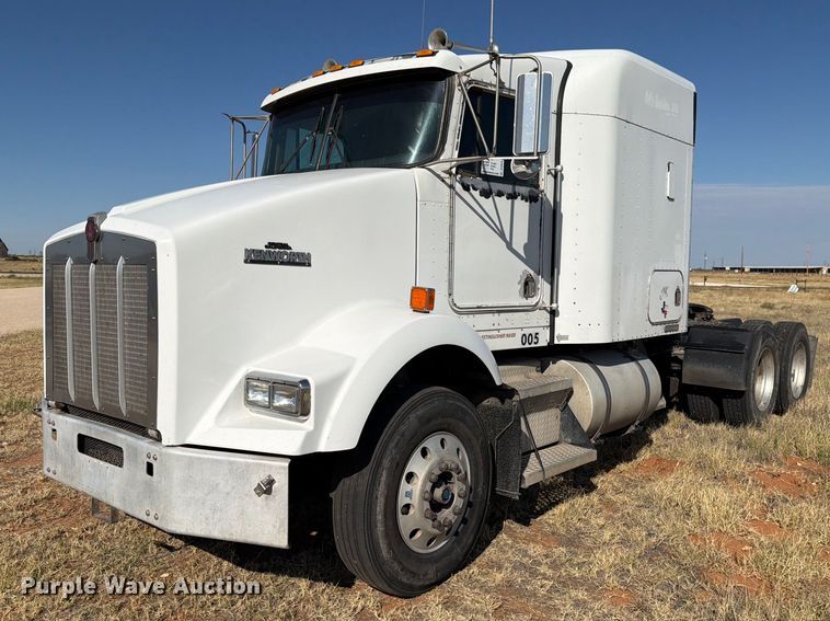 image for item DV8629 2001 Kenworth T800 semi truck