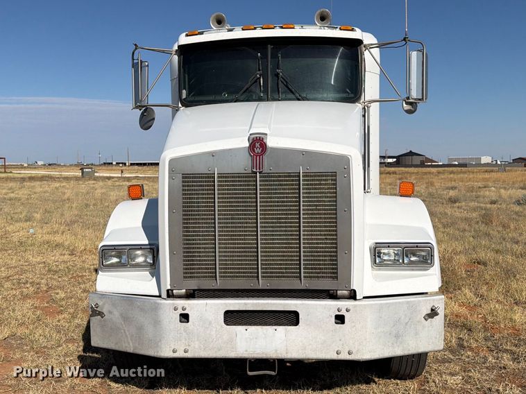 image for item DV8629 2001 Kenworth T800 semi truck