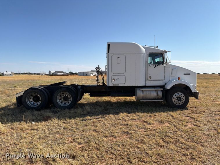image for item DV8629 2001 Kenworth T800 semi truck