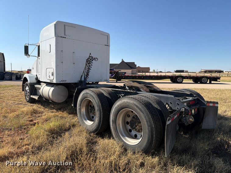 image for item DV8629 2001 Kenworth T800 semi truck
