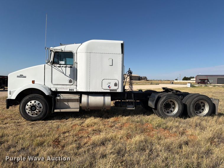 image for item DV8629 2001 Kenworth T800 semi truck