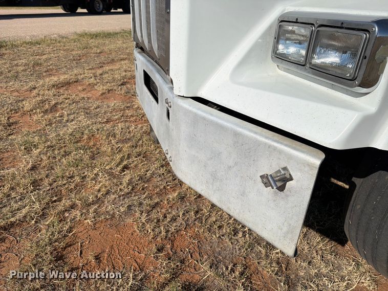 image for item DV8629 2001 Kenworth T800 semi truck