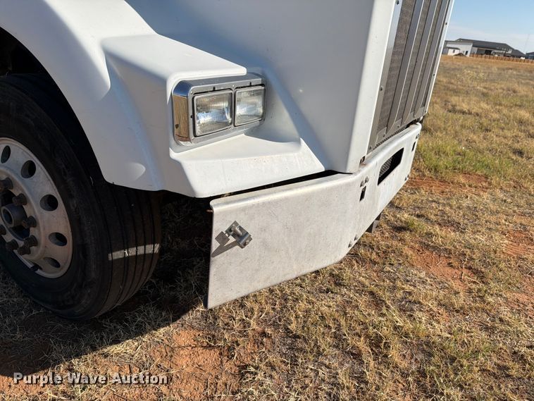 image for item DV8629 2001 Kenworth T800 semi truck