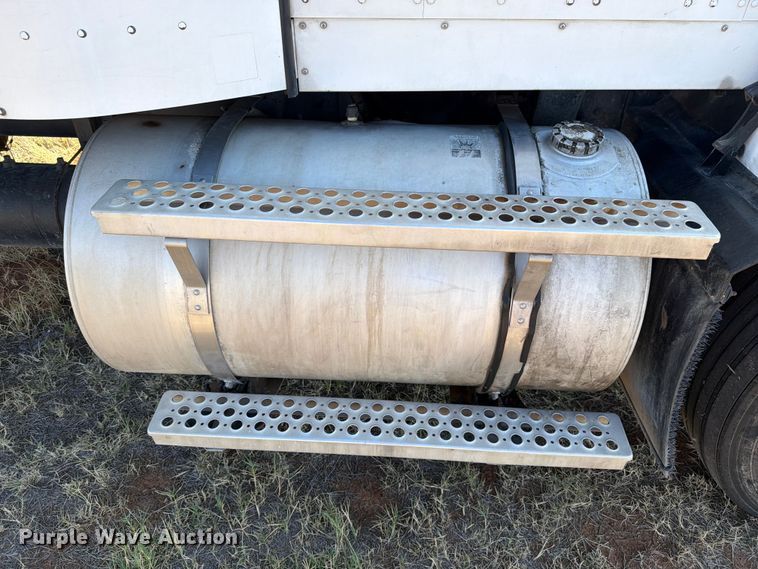 image for item DV8629 2001 Kenworth T800 semi truck