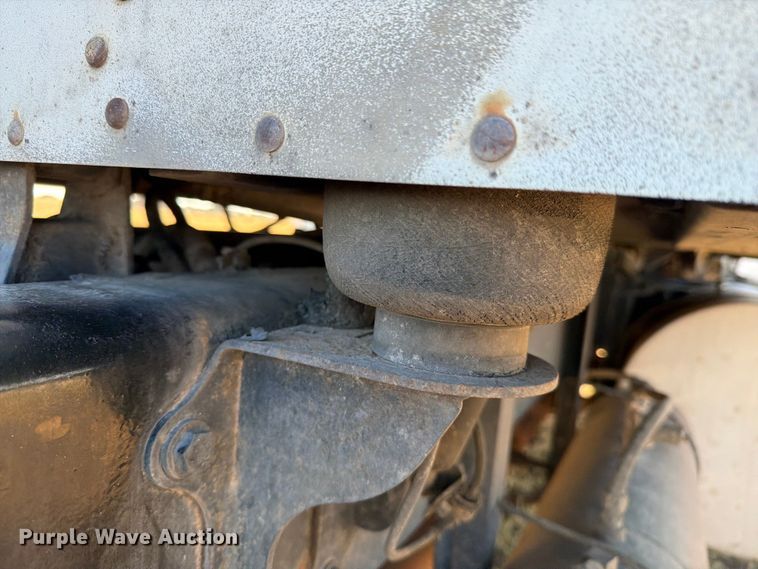 image for item DV8629 2001 Kenworth T800 semi truck