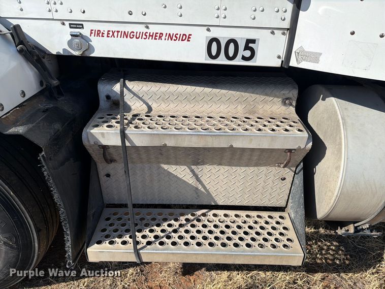 image for item DV8629 2001 Kenworth T800 semi truck