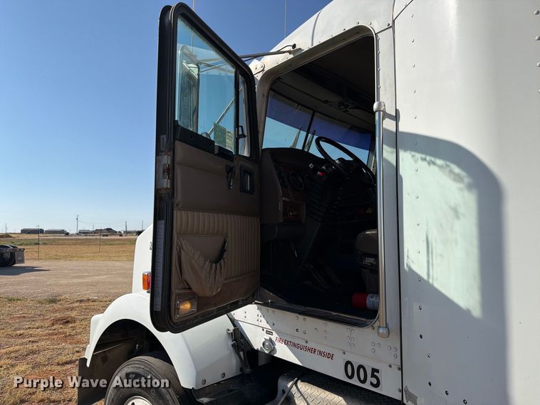 image for item DV8629 2001 Kenworth T800 semi truck