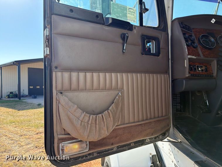 image for item DV8629 2001 Kenworth T800 semi truck