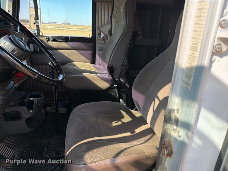 image for item DV8629 2001 Kenworth T800 semi truck