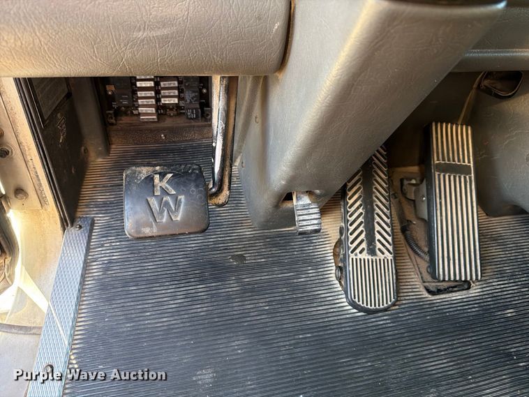 image for item DV8629 2001 Kenworth T800 semi truck