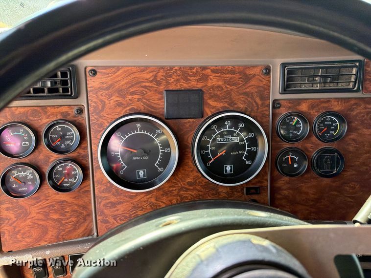 image for item DV8629 2001 Kenworth T800 semi truck