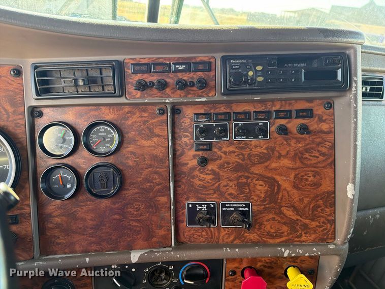 image for item DV8629 2001 Kenworth T800 semi truck