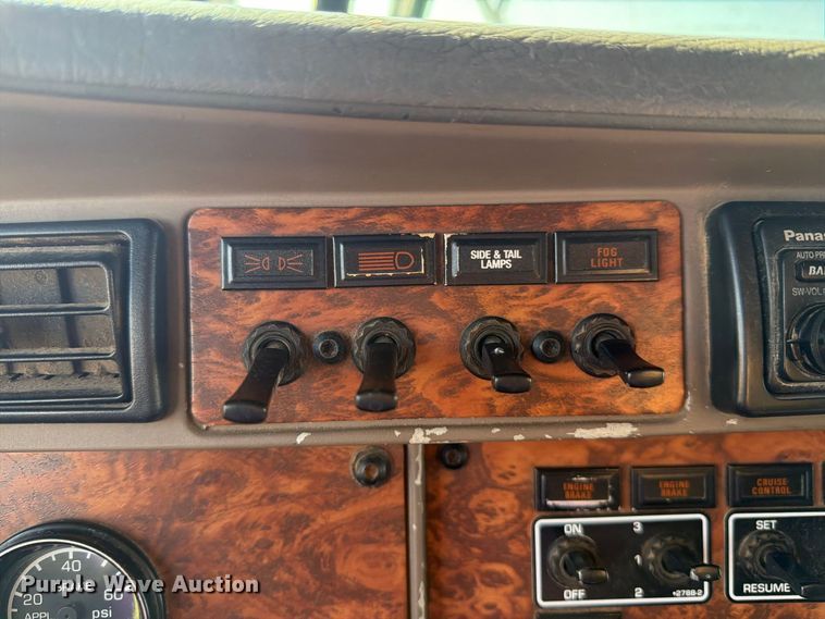 image for item DV8629 2001 Kenworth T800 semi truck