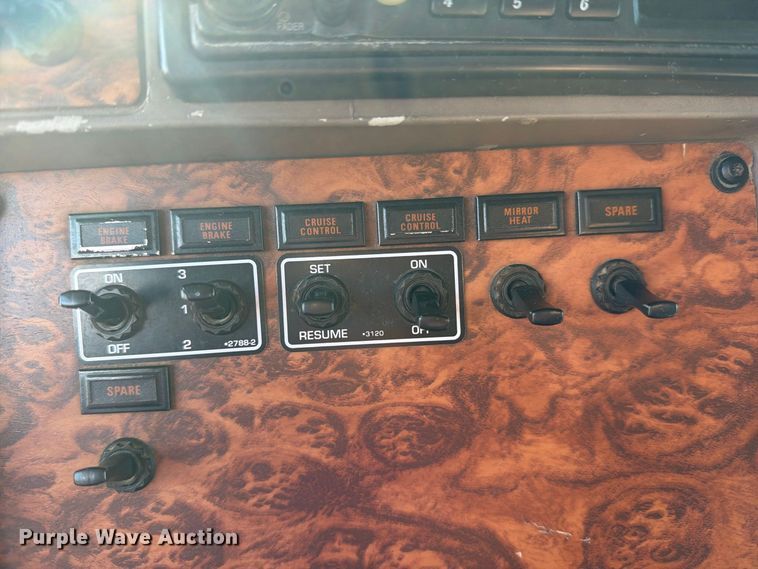 image for item DV8629 2001 Kenworth T800 semi truck