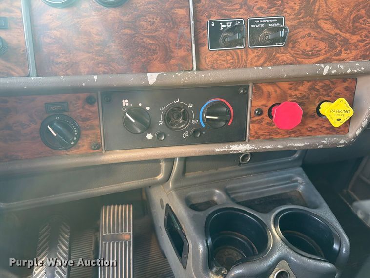 image for item DV8629 2001 Kenworth T800 semi truck