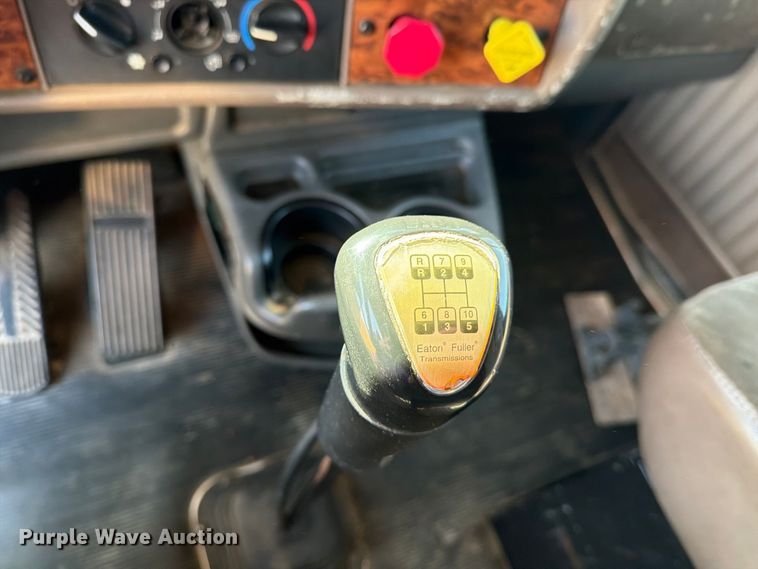 image for item DV8629 2001 Kenworth T800 semi truck