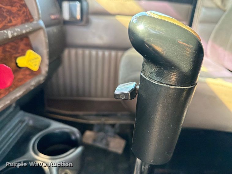 image for item DV8629 2001 Kenworth T800 semi truck